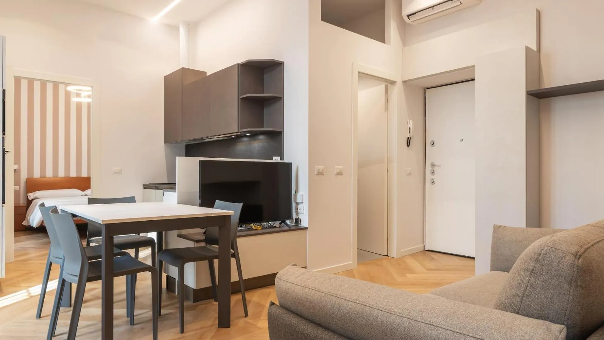 Monte Nero 2Br Apt Pta Romana M3 ميلان شقة
